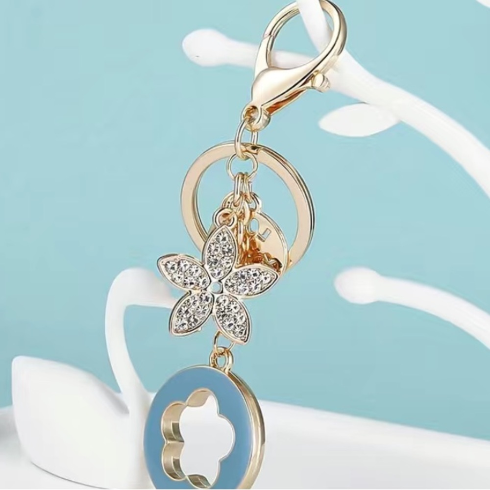 NWOT Fashion Flower Shaped Keychain, Bag Purse Pendant Car Keychain - Blue